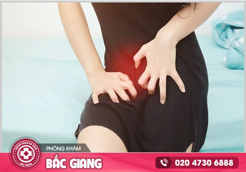 ngứa vùng kín ra huyết trắng
